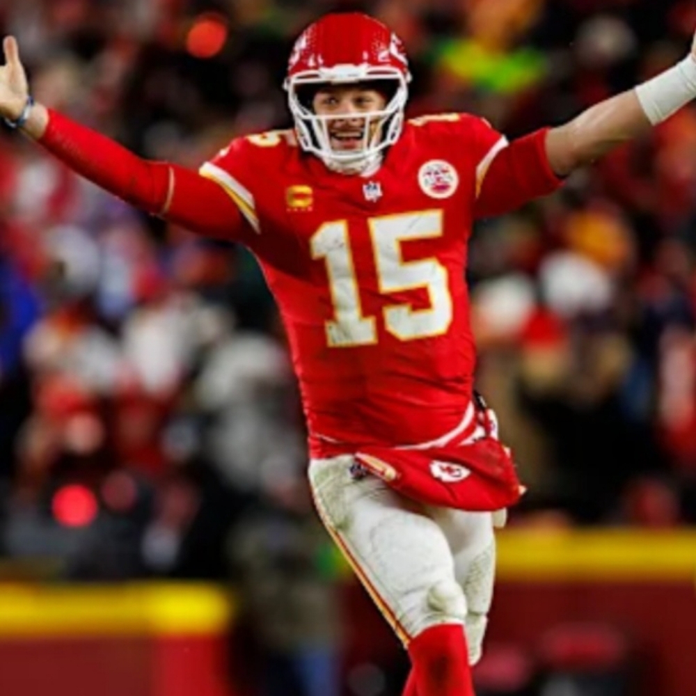 Patrick Mahomes (Nike)-(Chiefs)-(Jersey)-(Red)-(Pre-owned)-(Size XL)-$90.00 - Picture 4 of 9